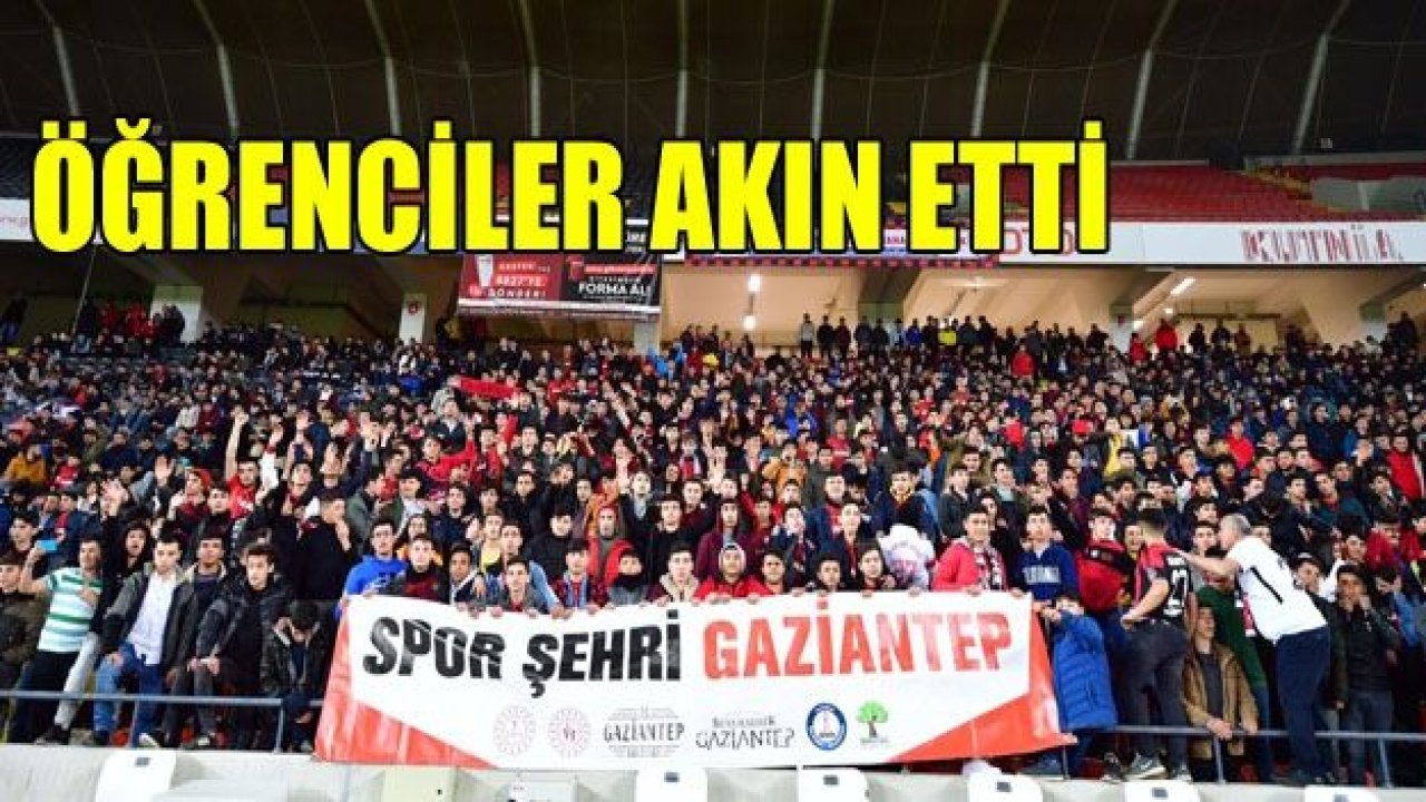 Öğrenciler tribüne akın etti