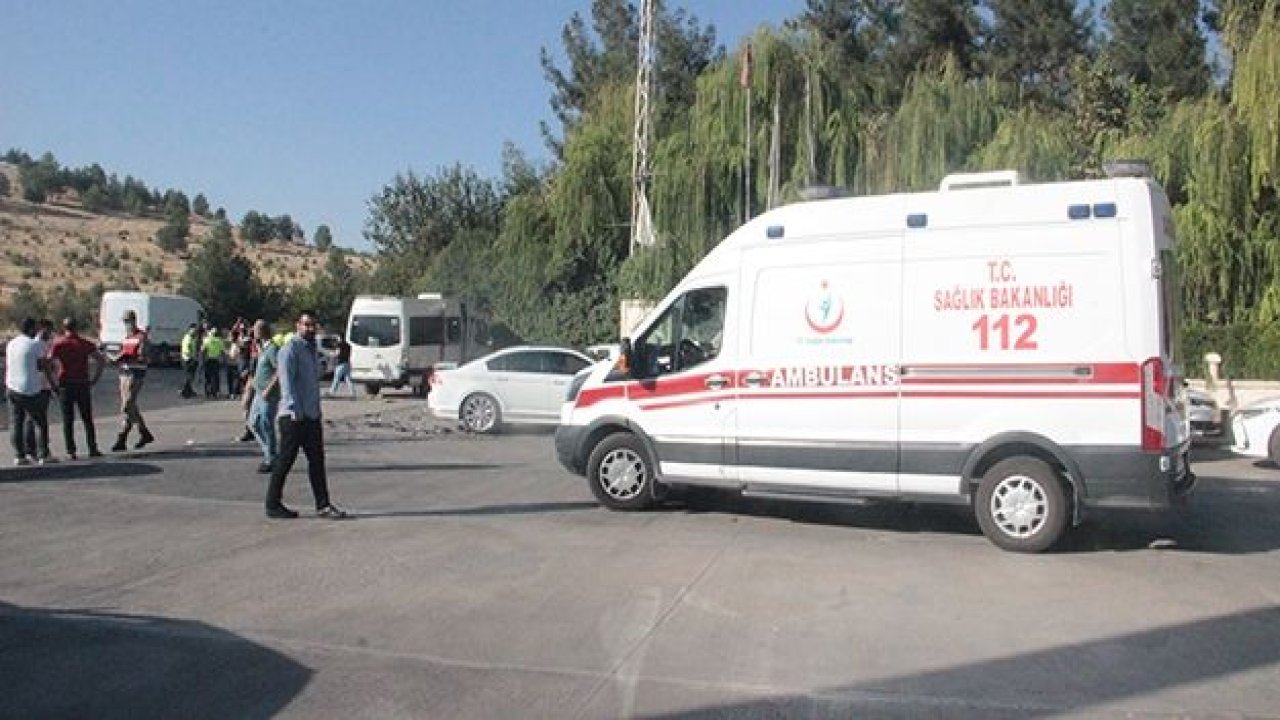 Şanlıurfa’da otomobil işçi servisine çarptı: 15 yaralı