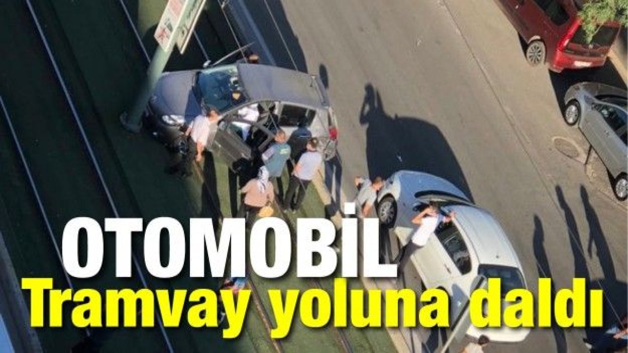 Otomobil tramvay yoluna daldı