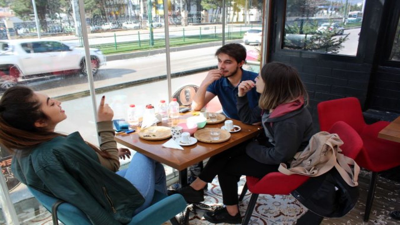 Bu kafede çekirdek yemek serbest