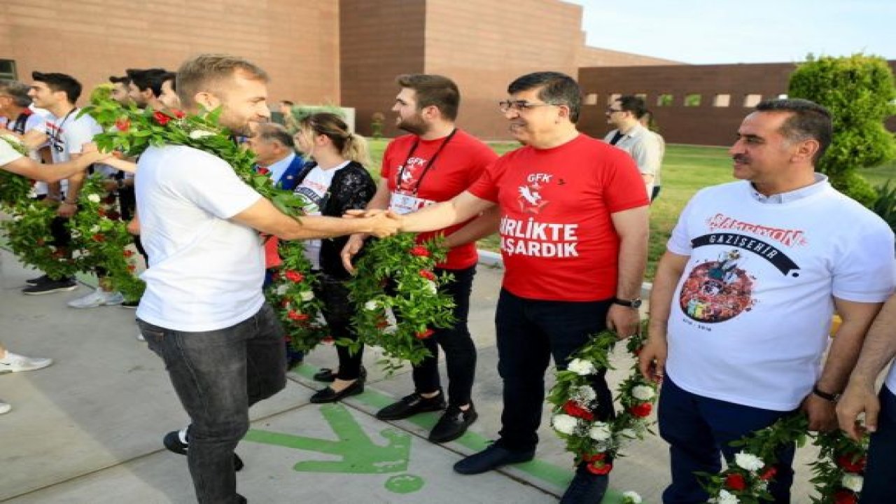 Fadıloğlu şampiyonları tek tek kutladı