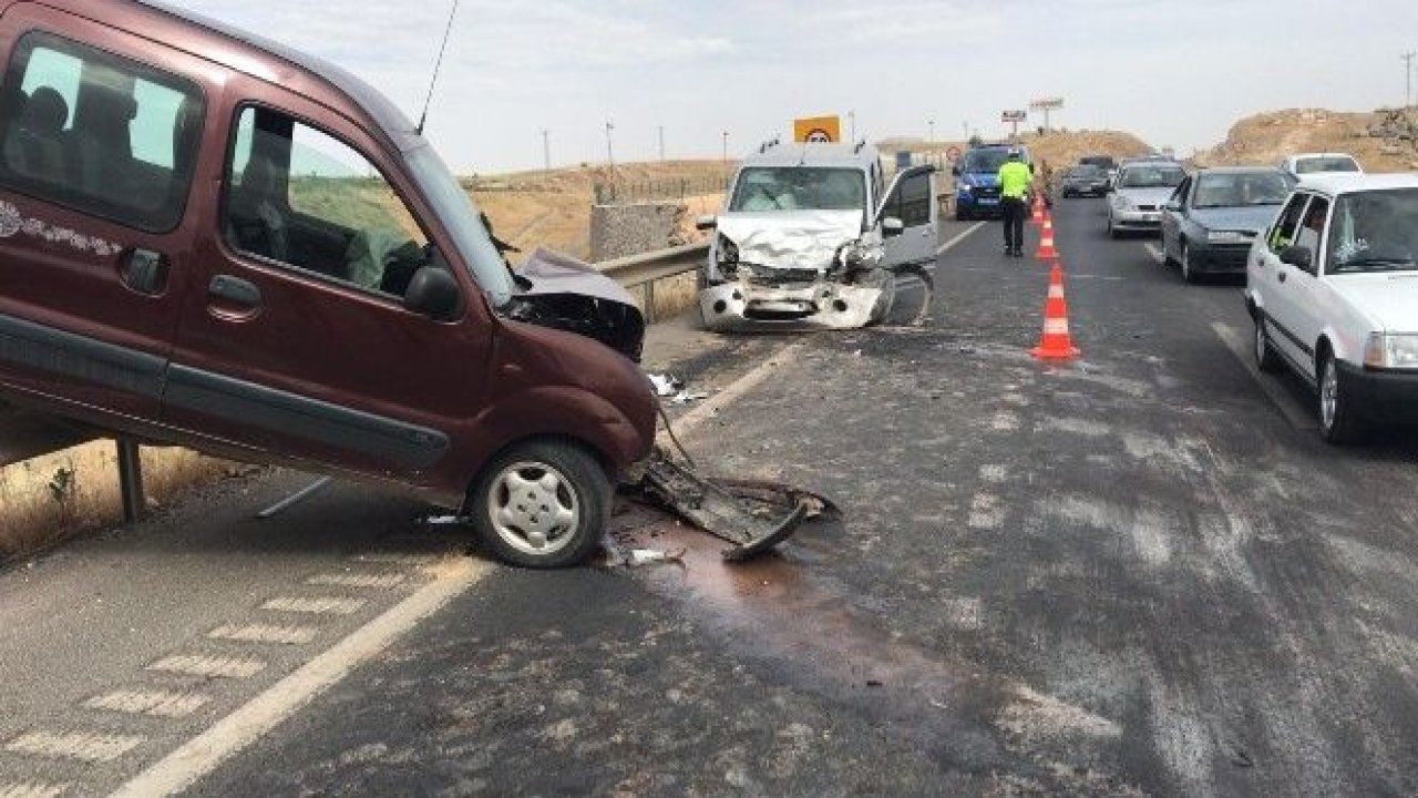 Gaziantep'te iki araç kafa kafaya çarpıştı: 4 yaralı