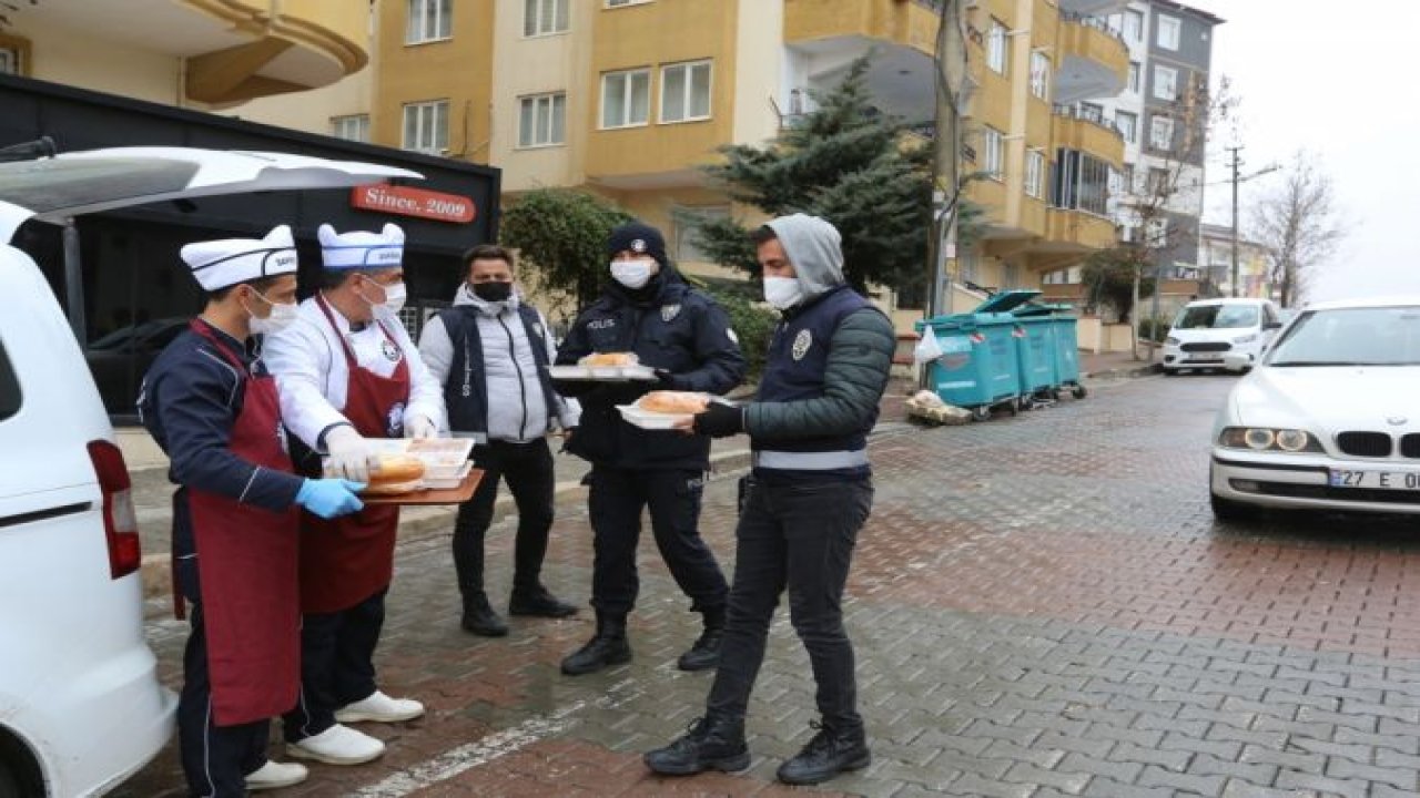 Şahinbey'de görev başındaki polislere sıcak yemek ikramı