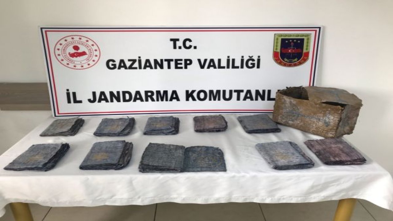 Gaziantep'te ele geçirilen tarihi eser niteliğinde altın yazmalı 10 Tevrat müzeye teslim edildi