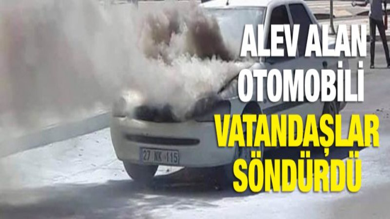 Cadde ortasında alev alan otomobili vatandaşlar söndürdü