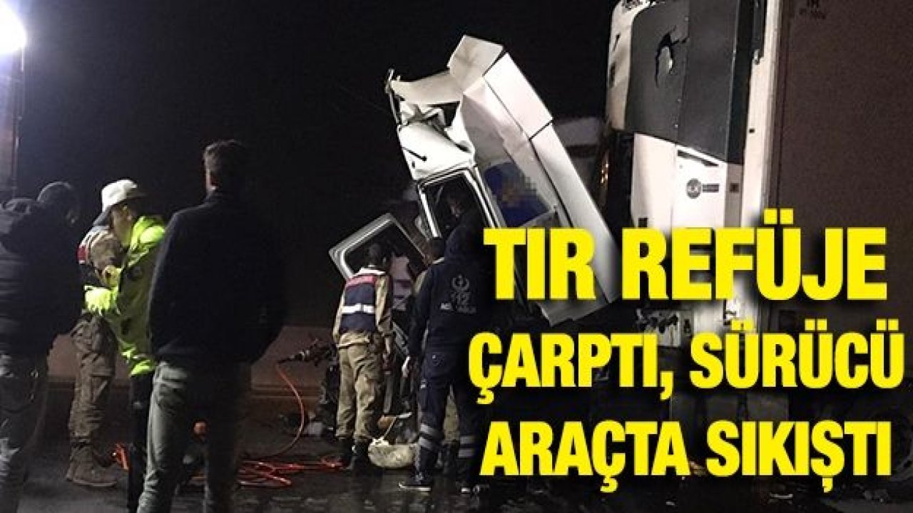 Tır refüje çarptı, sürücü araçta sıkıştı