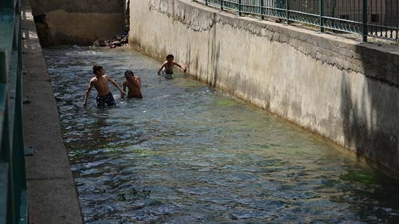 Çocukların derede tehlikeli serinledi