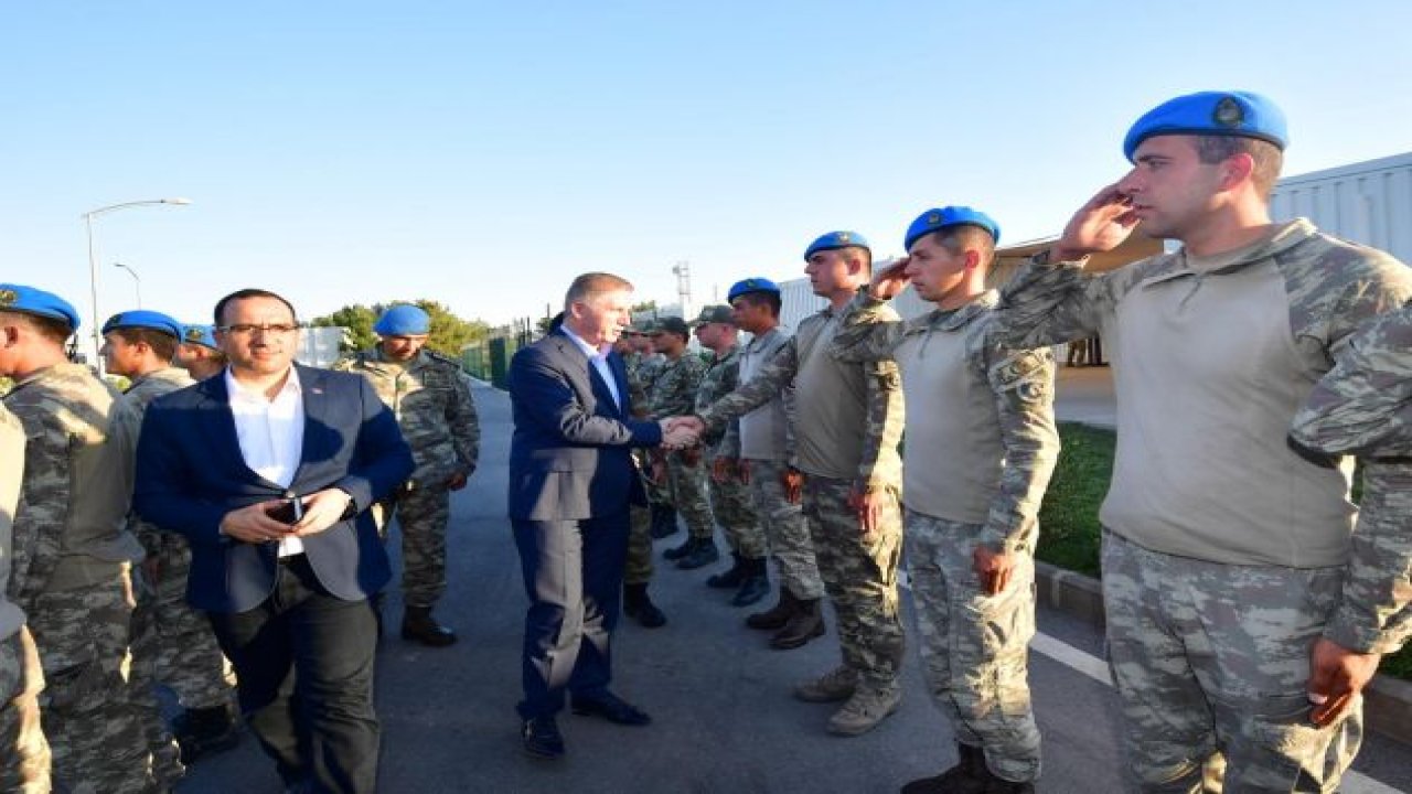 Vali Gül, Mehmetçikle sınırda bayramlaştı