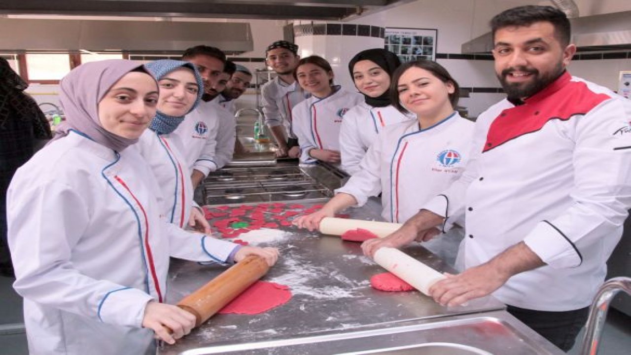 KADINLAR GÜNÜNDE '˜ŞEKER HAMURUNDAN KURABİYELER'