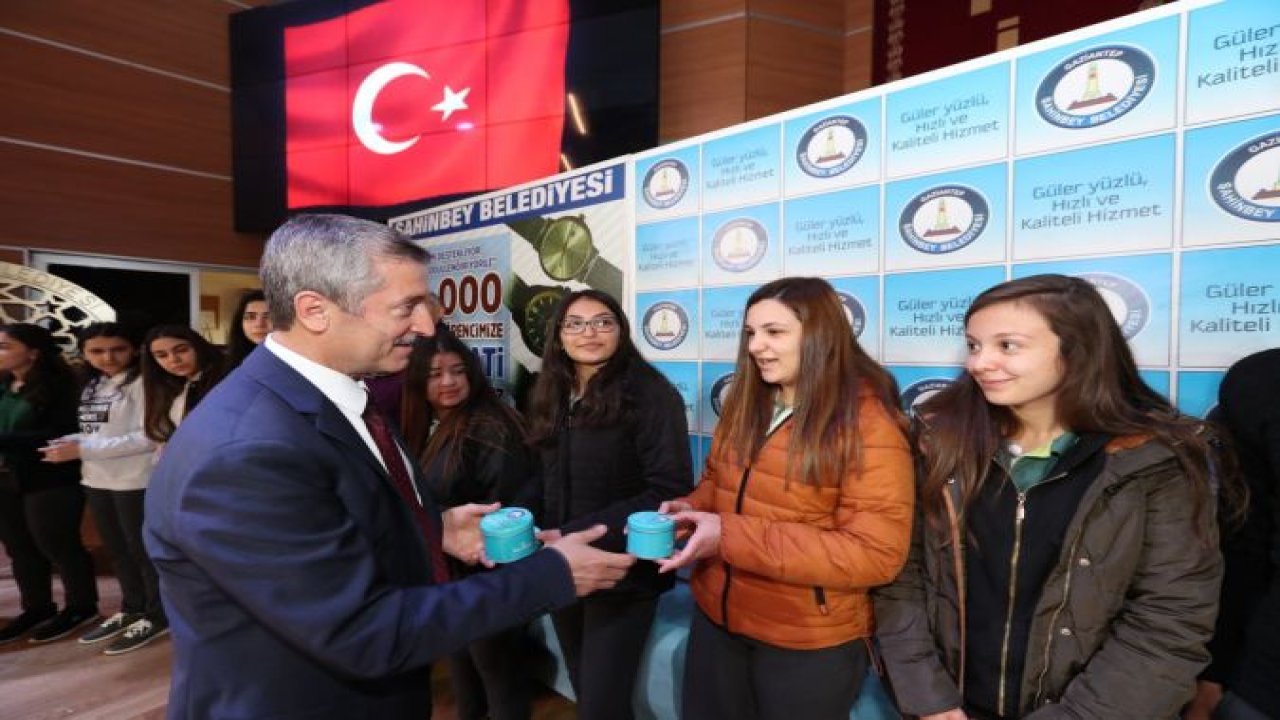 BAŞKAN TAHMAZOĞLU ÖĞRENCİLERİ ÖDÜLLENDİRİYOR