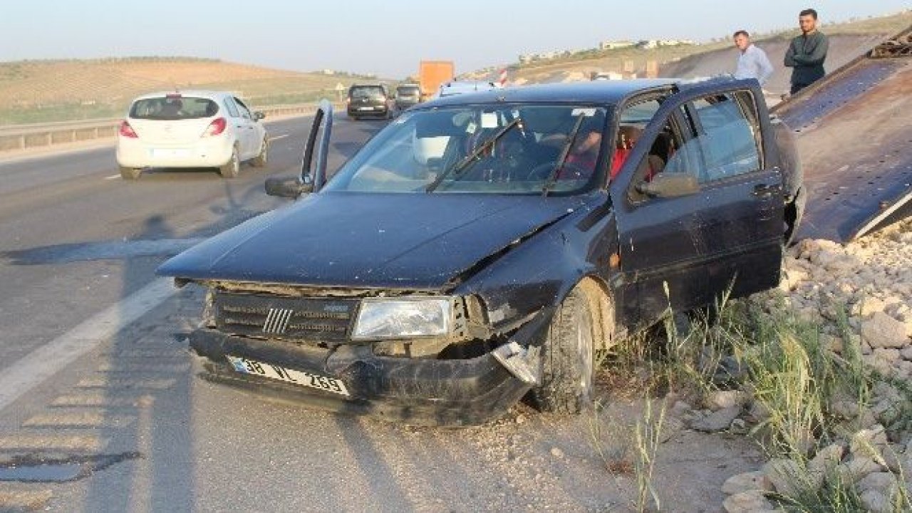 Tekeri patlayan araç karşıdan gelen araçla çarpıştı: 6 yaralı