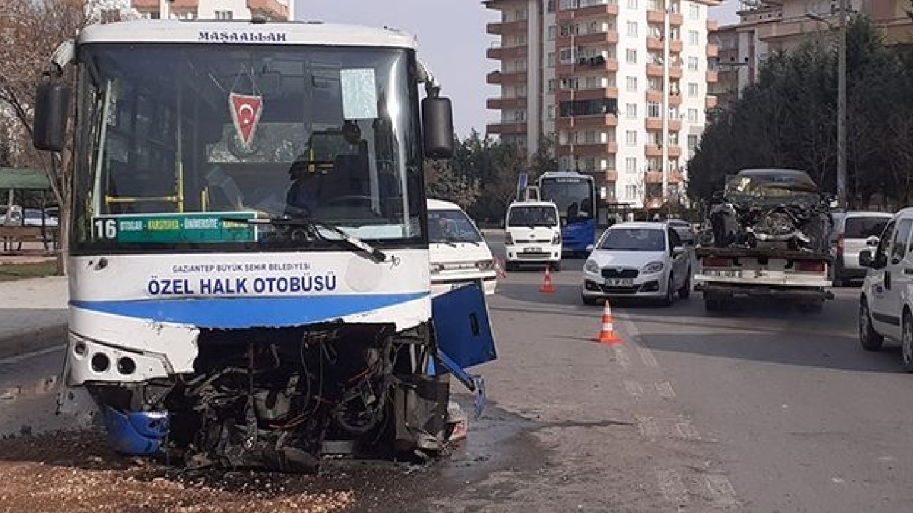 Lüks araç ile otobüsün çarpıştığı feci kaza kamerada