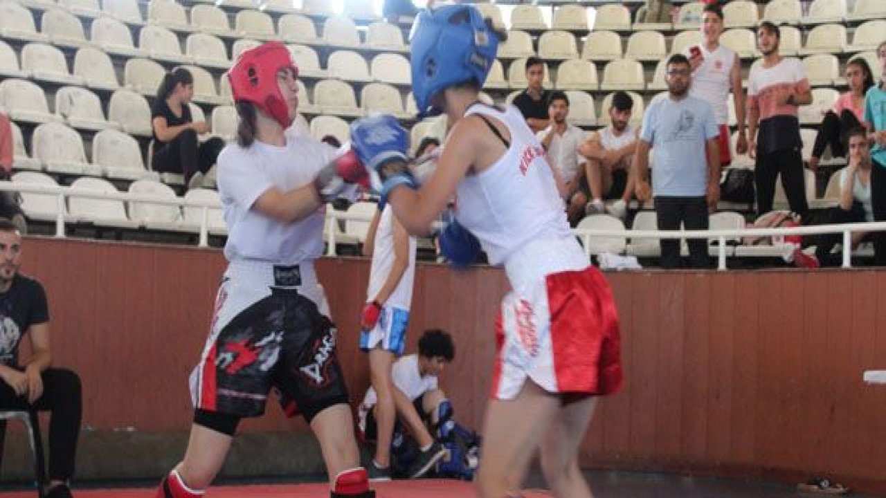 Genç sporcular kick boks bölge şampiyonluğu için ter döktü