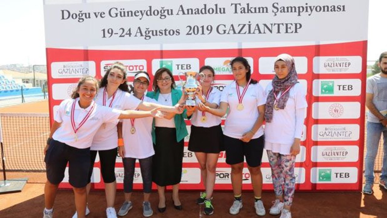 Erkeklerde Gaziantep Tenis İhtisas Kulübü birinci oldu