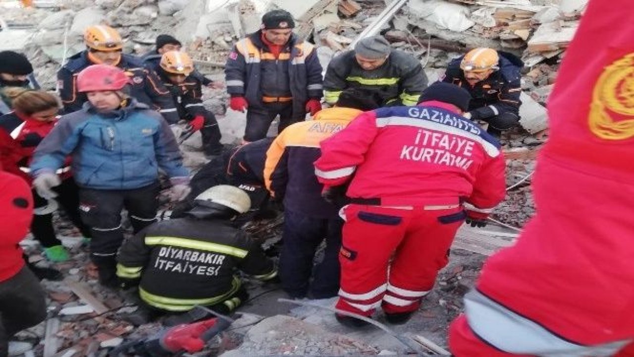 Gaziantep'ten giden kurtarma ekipleri 2 kişiyi enkaz altından sağ çıkardı