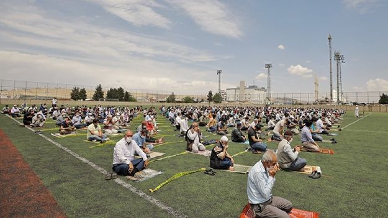 Cuma namazında tedbir elden bırakılmıyor