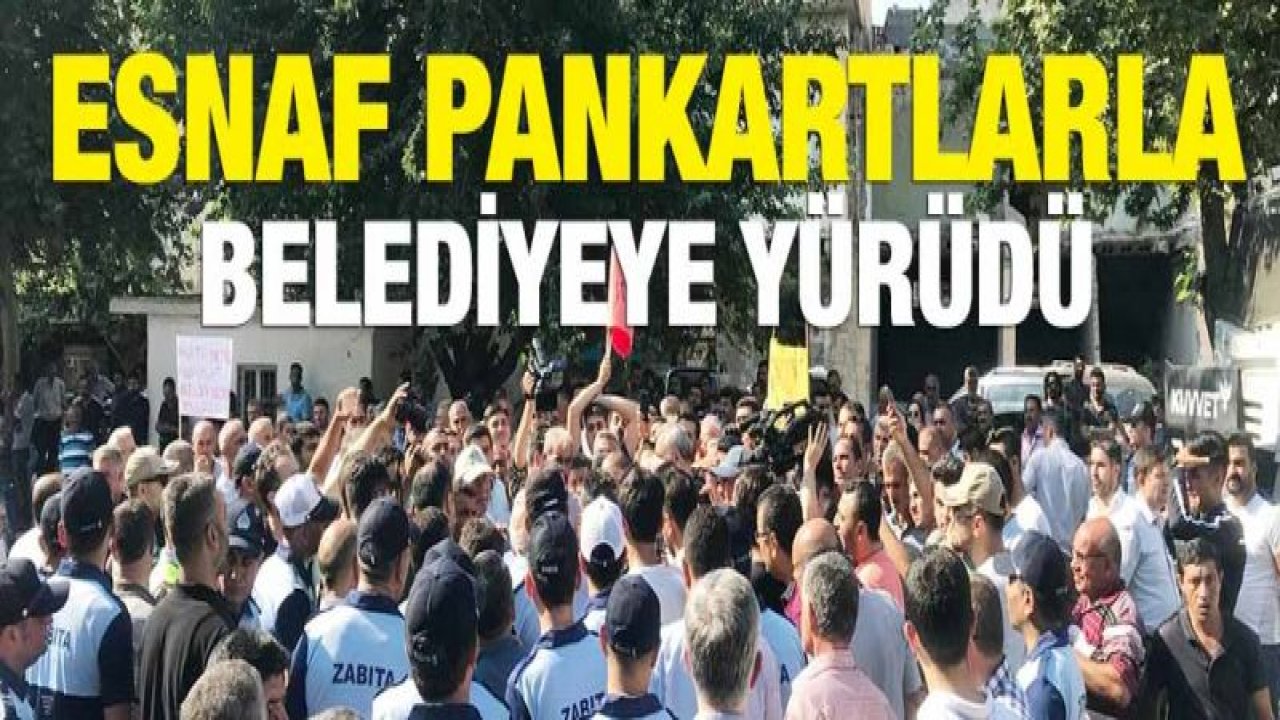 Belediye önünde eylem yapan esnaf köprüde trafiği kapattı