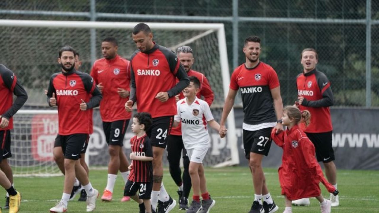 Gaziantep FK'nın antrenmanına neşe kattılar