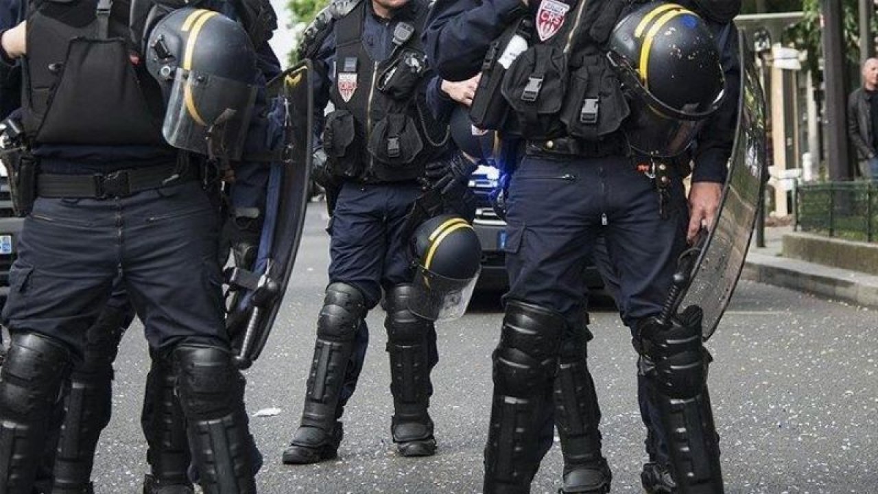 Fransa’da karakolda polisi bıçaklayan saldırgan öldürüldü