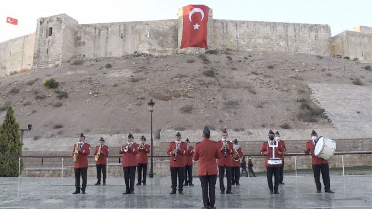 Bando eşliğinde istiklal marşını okudular