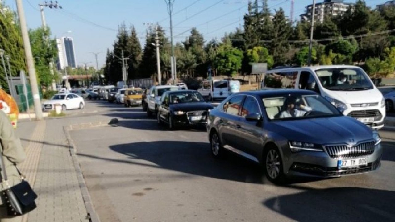 Gaziantep’te tramvay ile taksi çarpıştı trafik kitlendi!