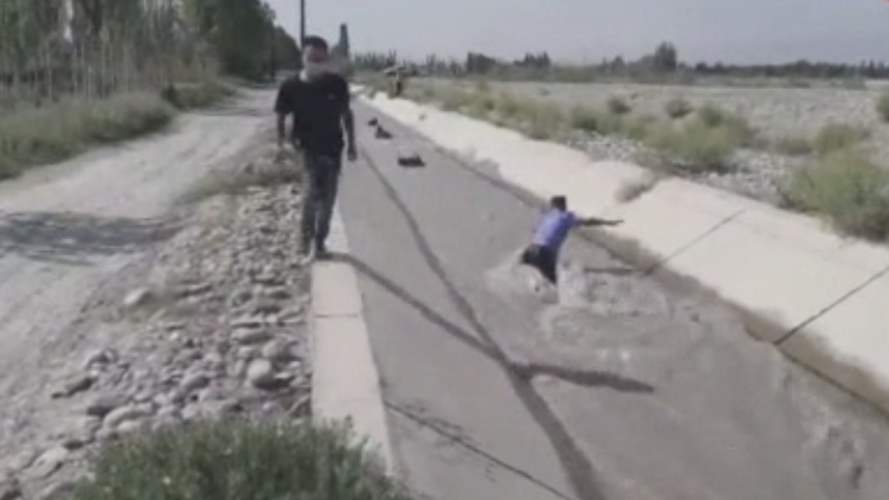 Çinli polislerden kanala düşen koyunları kurtarma operasyonu