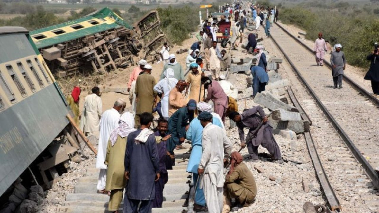 Pakistan’da iki yolcu treni çarpıştı: 30 ölü, 50 yaralı