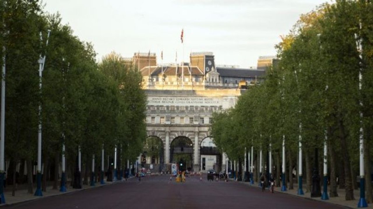 Buckingham Sarayı'ndan Prens Harry ve Meghan Markle'a tebrik mesajı