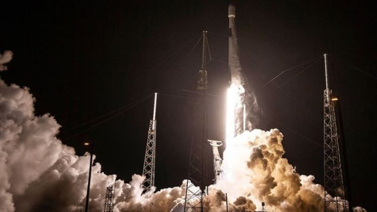 SpaceX, 7 tonluk dijital radyo uydusunu uzaya yolladı