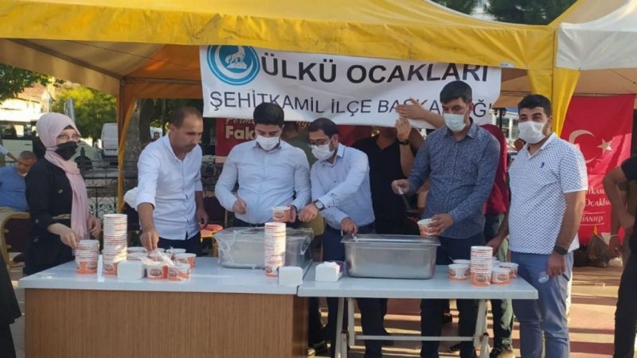 Şehitkamil Ülkü Ocakları'ndan aşure dağıtımı