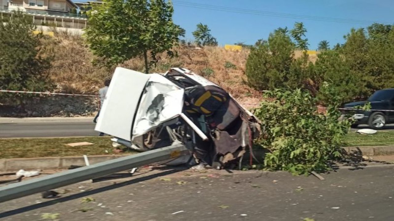 Son Dakika:Video Haber…İpekyolu’nda direk otomobili ikiye parçaladı 2 ölü