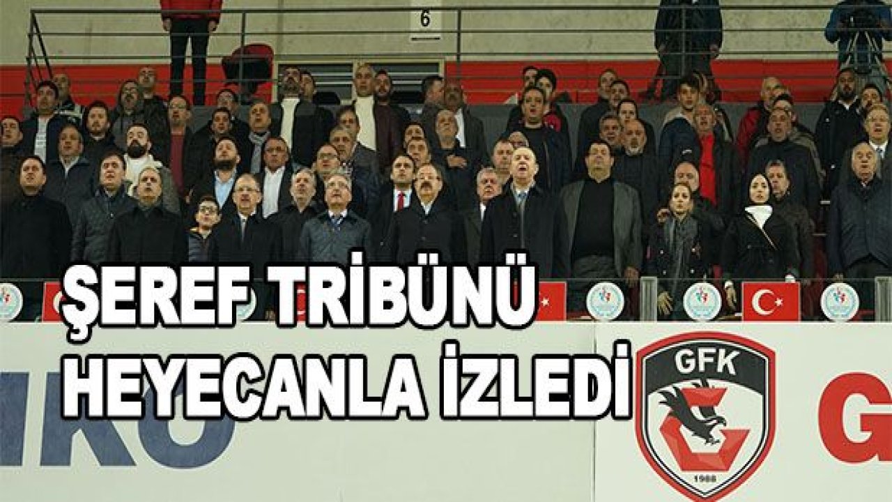 Şeref tribünü heyecanla izledi