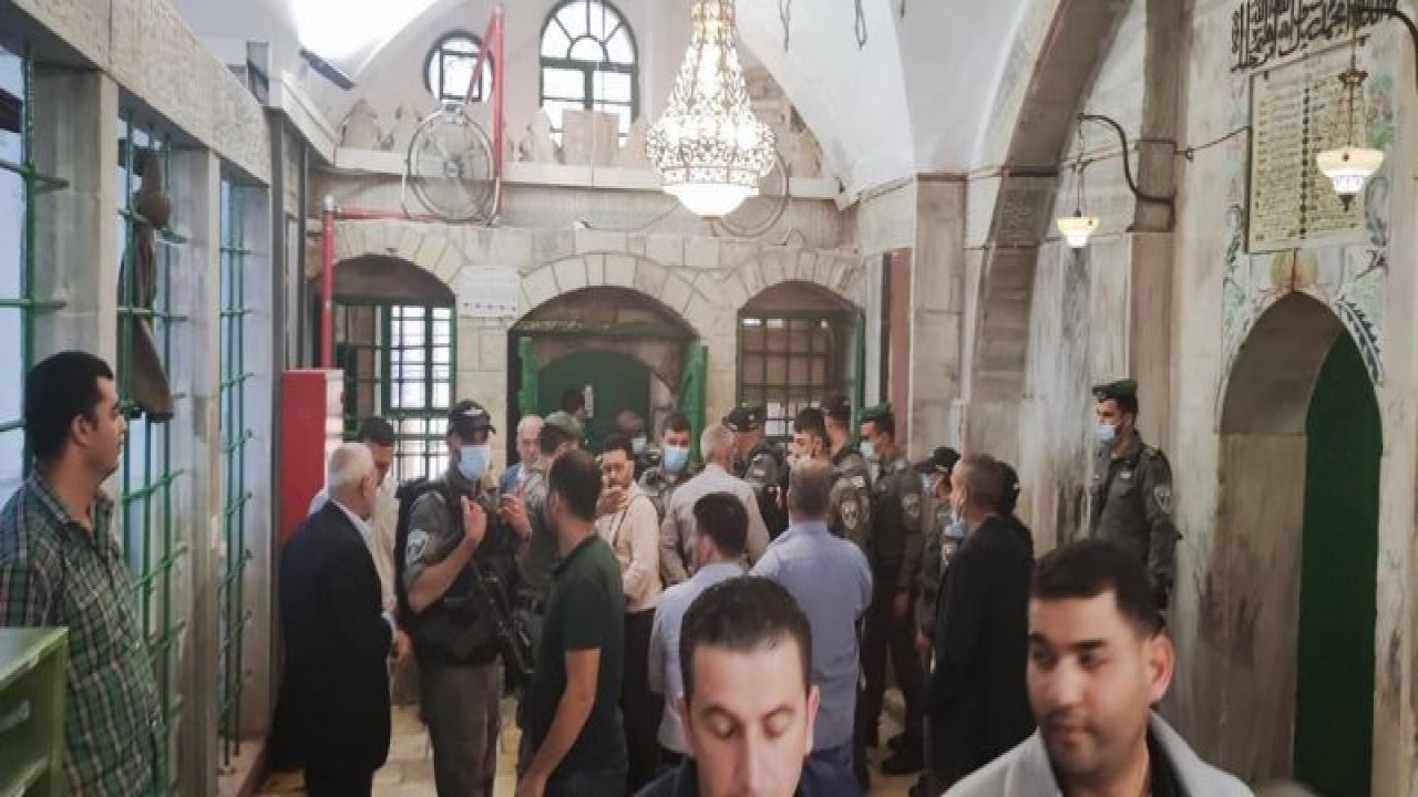 İsrail güçleri Harem-i İbrahim Camii’nde ibadet edenleri zorla dışarı çıkardı