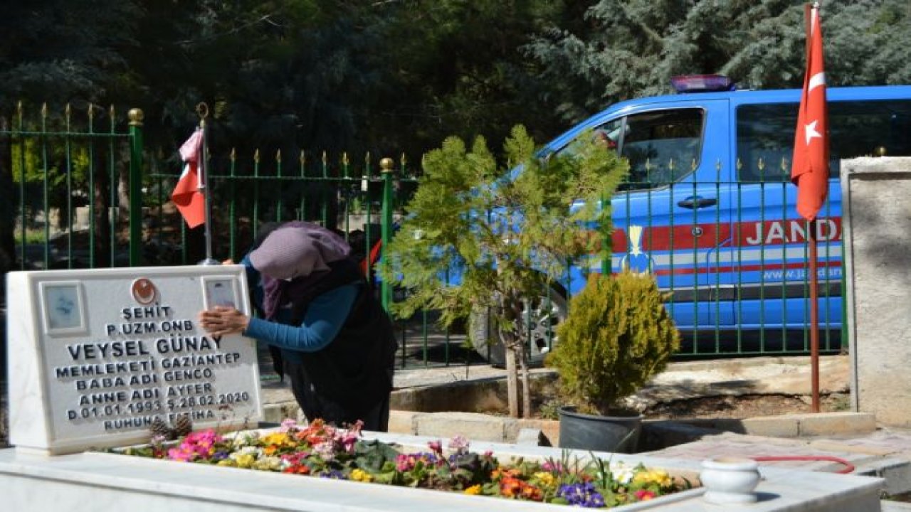 Şehit ailesi, oğullarının kabrine jandarmanın yardımıyla gitti