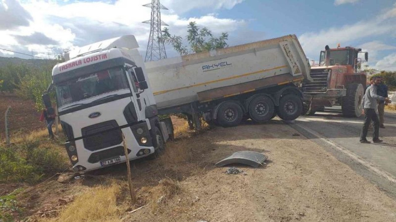 Son Dakika: Yoldan çıkan tır vinç yardımıyla çıkarıldı