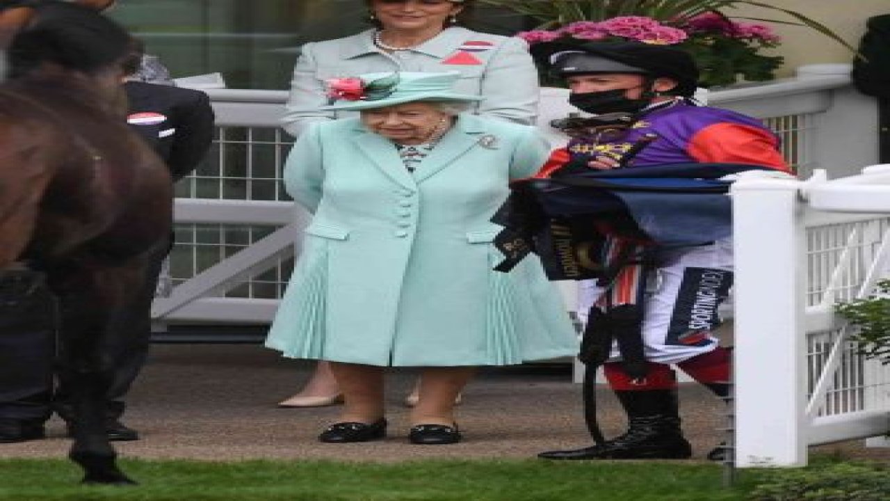 İngiltere Kraliçesi II. Elizabeth ’yılın yaşlısı’ ödülünü reddetti