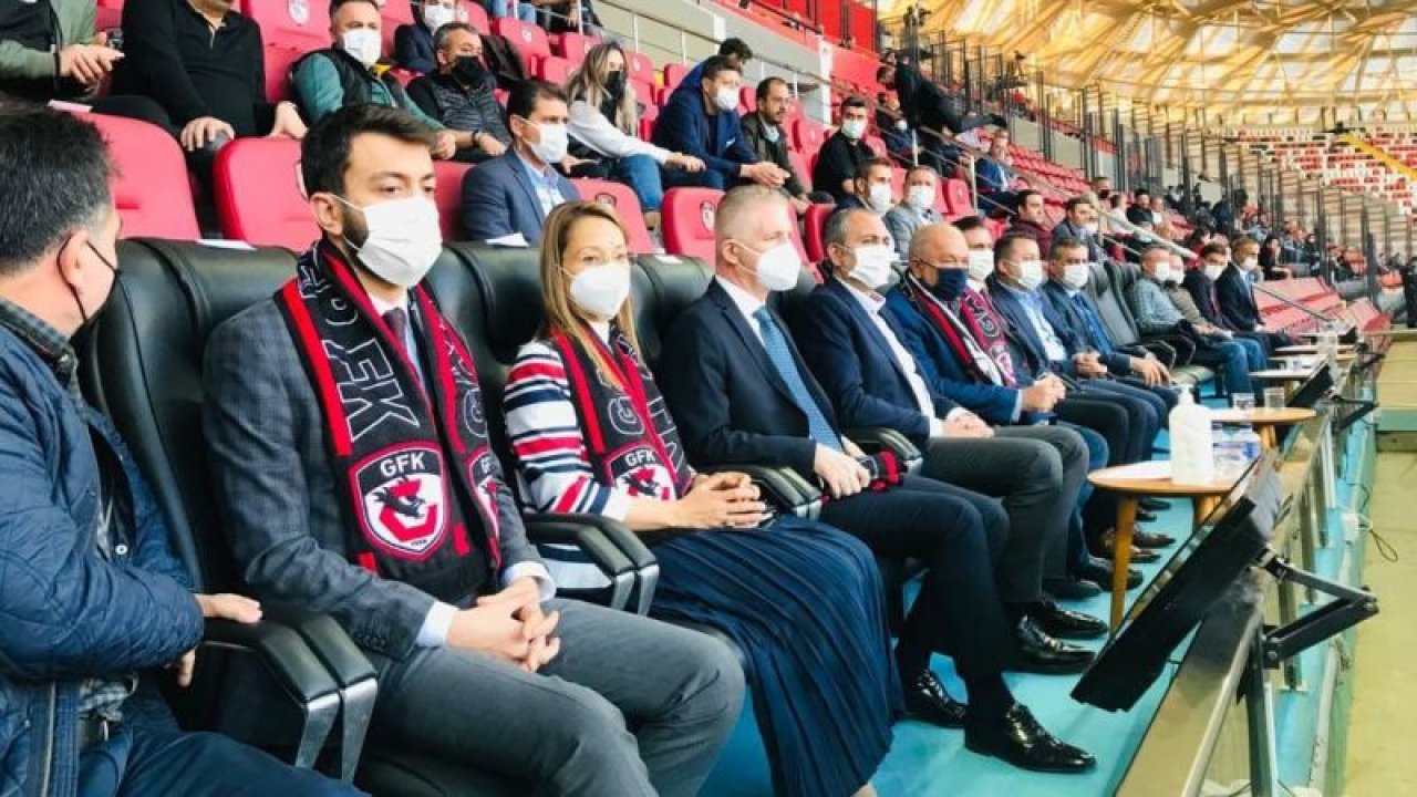 Bakan Gül ve Vekiller tribünde