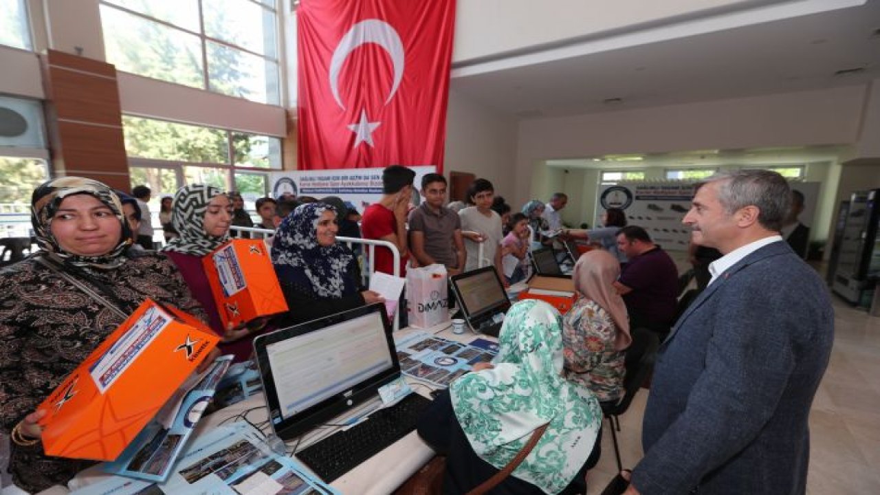 ŞAHİNBEY'DE SPOR AYAKKABISI DAĞITIMI SÜRÜYOR