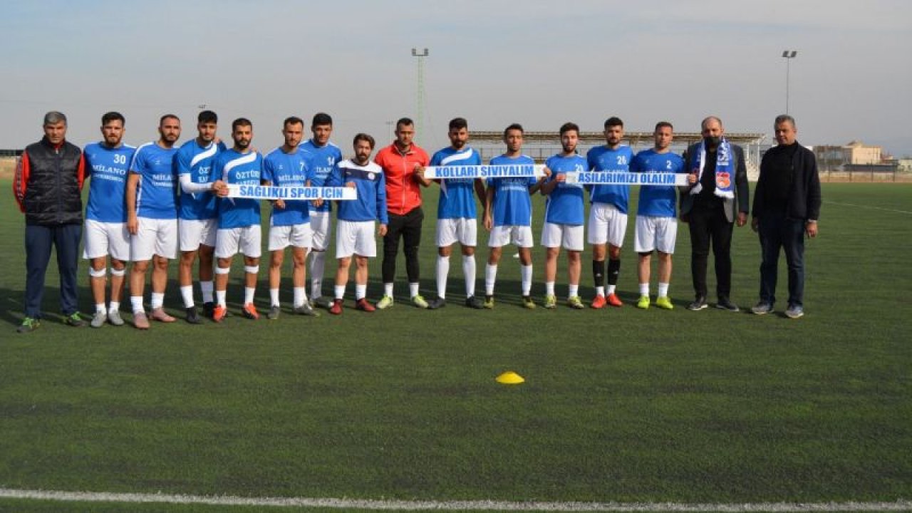 Gaziantep'te futbolcular "Aşı çağrısı" pankartıyla maça çıktı