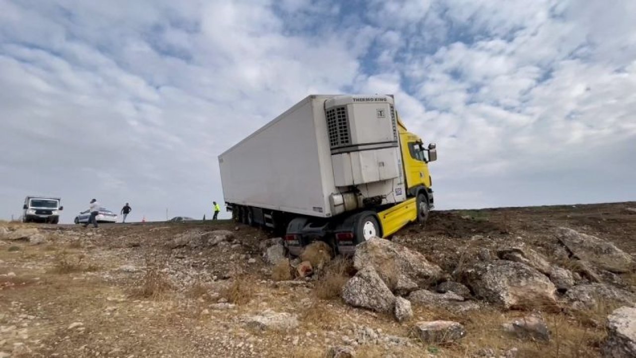 Son Dakika: Video Haber...Şanlıurfa - Gaziantep karayolunda kontrolden çıkan tır kayalara çarparak durabildi...Urfalılar Ölüm Yolu Diye Adlandırıyor