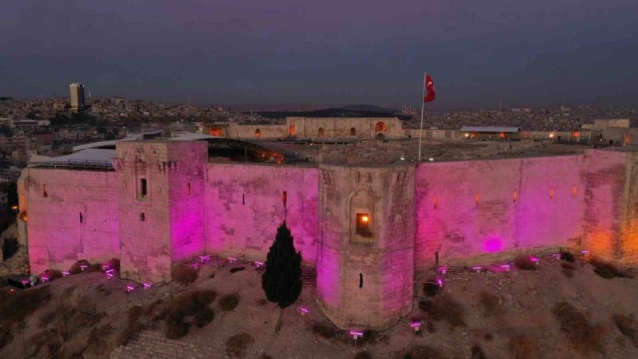 Gaziantep kalesi mor renge büründü