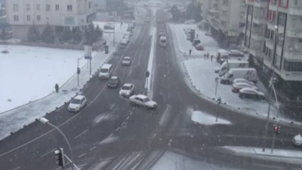 Son Dakika:Video Haber...Dikkat!Gaziantep'e uyarı üstüne uyarı geliyor...Kar yağışının yoğun bir şekilde devam edeceği duyuruldu