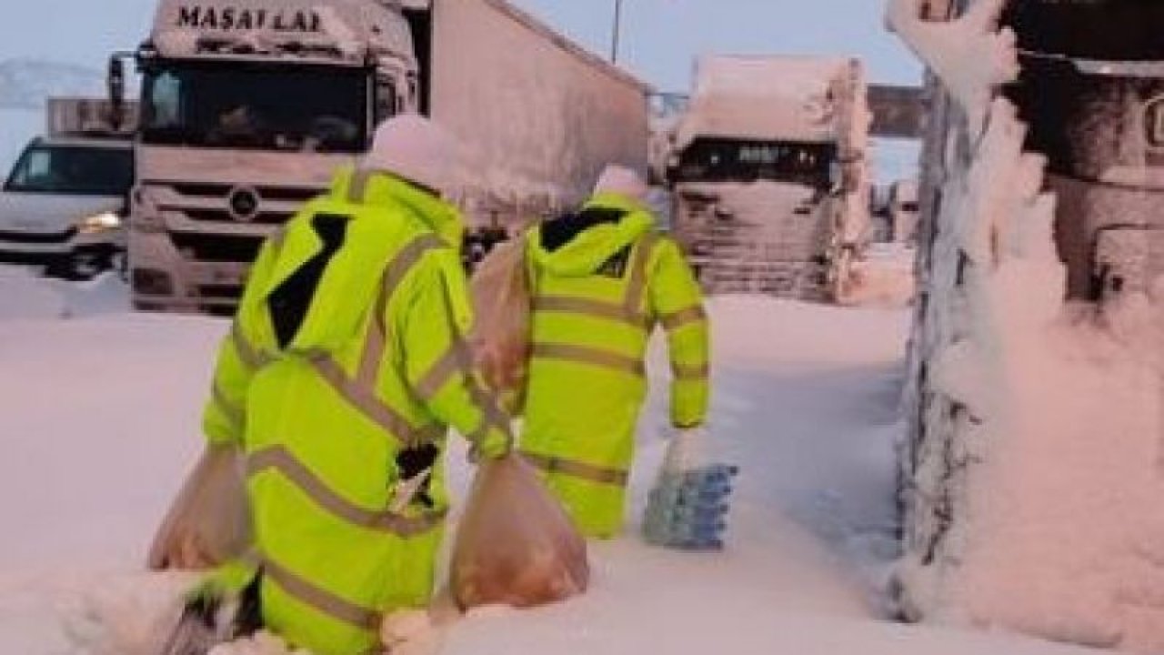 Son Dakika: Yolda Kalan Araçlardaki Vatandaşlara Kumanya dağıtımı Yapılıyor