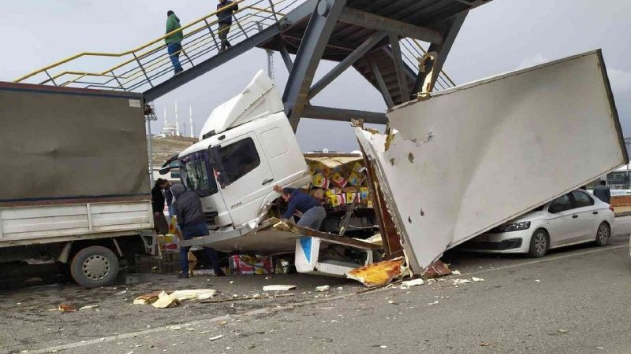 Son Dakika: Video Haber...Gaziantep'te sıvı yağ yüklü kamyon otomobilin üzerine devrildi, otoyol adeta kayak pistine döndü!