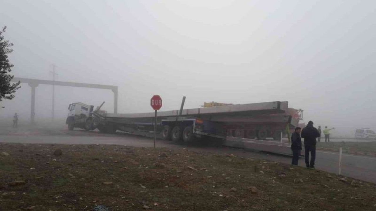 Son Dakika...Gaziantep'te beton blok yüklü tır devrildi