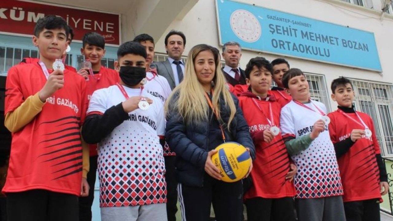 Küçük voleybolcuların 5 topla gelen şampiyonluğu