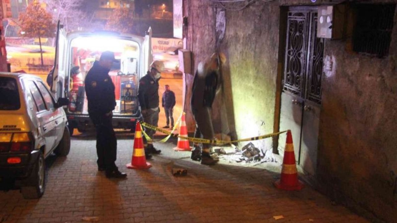 Gaziantep’te doğalgaz kaçağı paniği! Yoğun doğalgaz kokusundan dolayı tedirgin olan mahalle sakinleri sokağa döküldü.Video Haber