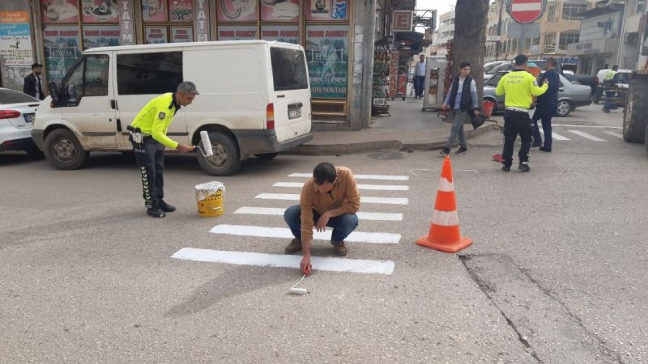 Gaziantep'te trafik polisleri kendi yaya çizgilerini kendi çizdi....Vatandaşlar, Trafik polislerine Teşekkür Etti