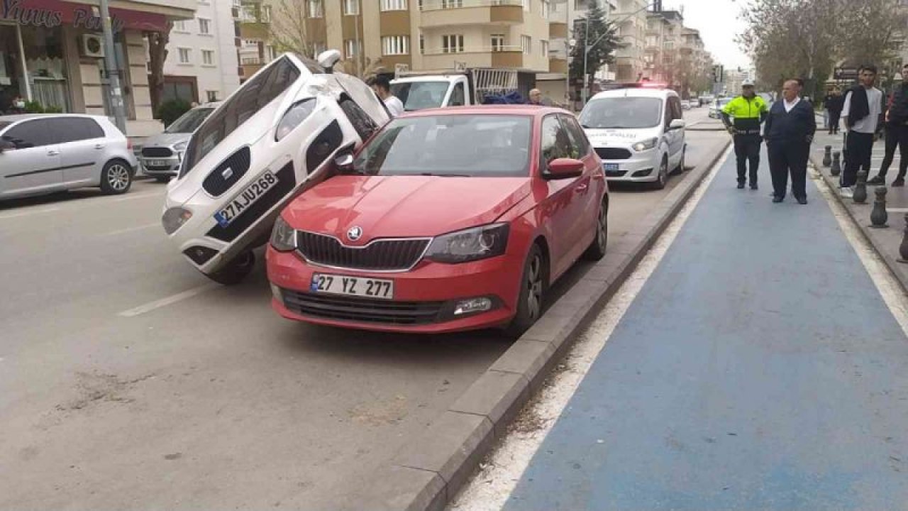 Böyle kaza görülmedi...Gaziantep'te kaza yapan araç park halindeki aracın üzerinde asılı kaldı