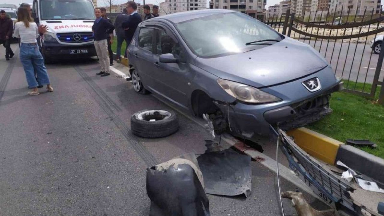 Gaziantep'te tırlar trafikte dehşet şaçıyor! Tırın sıkıştırdığı otomobil orta refüje çıktı: 3’ü çocuk 4 yaralı Video Haber...